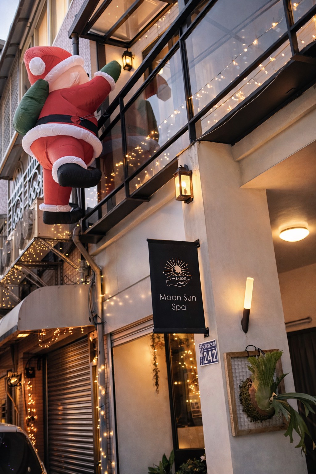 慕森 <br><br>
不是單純的放鬆，
而是讓身體在「日」與「月」之間，重新取得平衡。
 <br><br>
以穩定且精準的手技，
處理深層累積的緊繃
 <br><br>
 再透過天然精油的氣味與觸感，
讓神經與感官逐漸放緩 <br><br>
整個過程，簡單、乾淨 沒有複雜、推銷