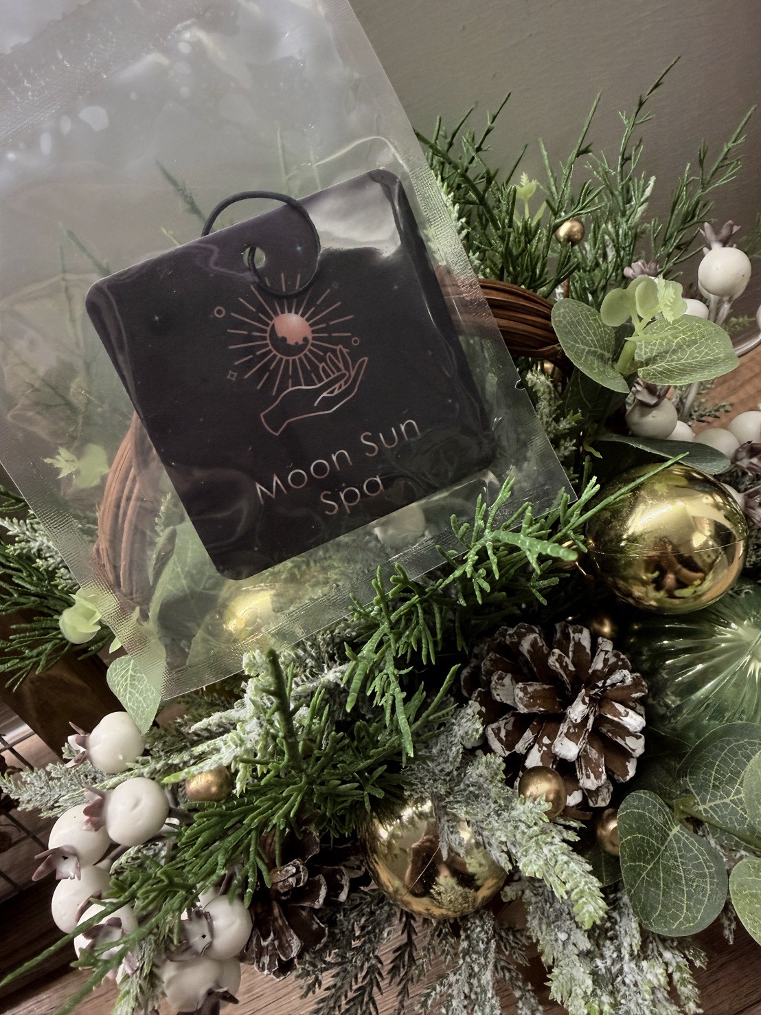 空間收斂於深藍之中，降低干擾，只留下必要的感受<br><br>
    不強調形式，
專注於結果
客製化專屬顧客們的身體放鬆<br><br>
白天，你持續前進
需要的時候，讓自己回到安靜的一面

